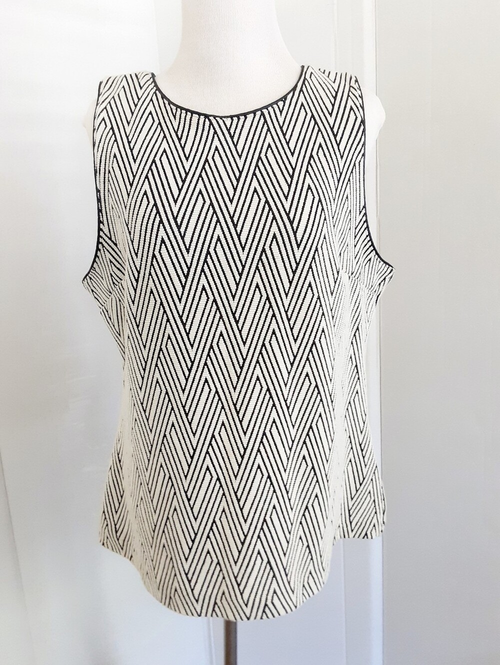 BANANA REPUBLIC Black White Sleeveless Textured Geometric Chevron Shell Top Sz L